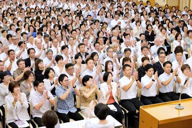 「信行学」の鍛えの夏へ清新な心で出発した全国総県長会議（金舞会館で）