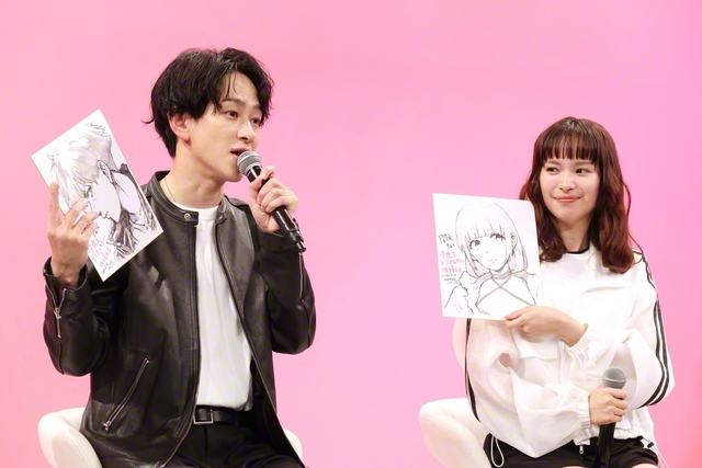 原作の絵を担当する中村優児が描いた似顔絵を披露する横山㊧と関水