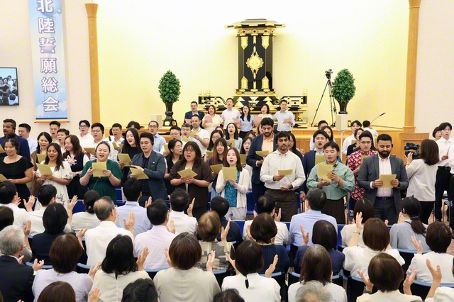 石川平和会館で行われた北陸誓願総会。方面歌「ああ誓願の歌」を、SGIメンバーも共に日本語で大合唱した。“世界の北陸”から平和と友情の陽光を拡大！（今月5日、金沢市内で）
