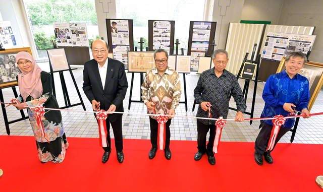 マレーシアのダト・ロジアン次期大使（中央）らが特別展示のテープカットを（7日）
