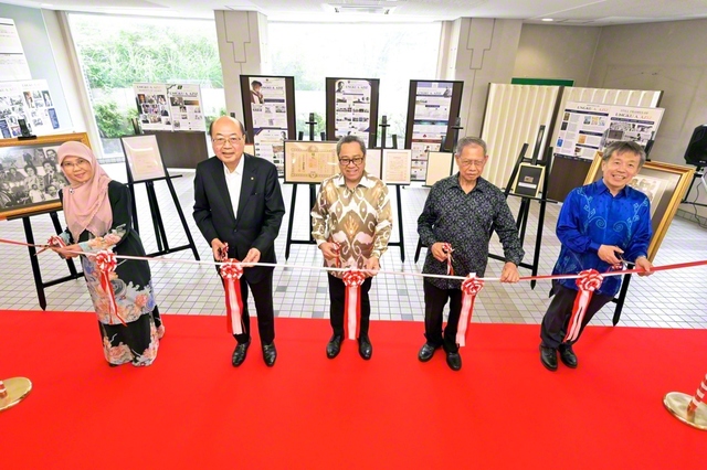 マレーシアのダト・ロジアン次期大使（中央）らが特別展示のテープカットを（7日）