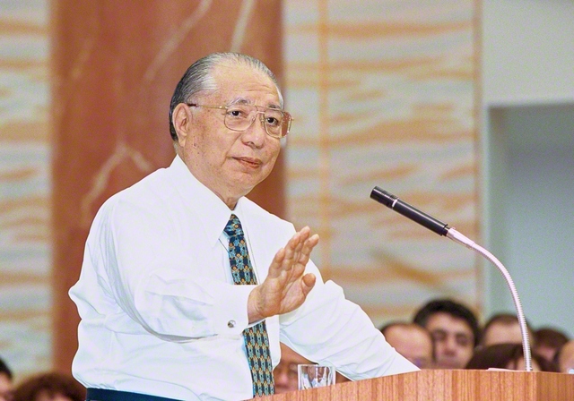 “使命の立場で自分はやり切ったと言える歴史を”――創価班・牙城会総会等の意義が込められた全国青年部幹部会でスピーチする池田先生（2000年1月、東京牧口記念会館で）