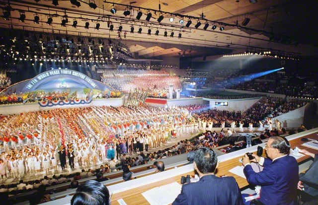 池田先生が出席した中部初の世界青年平和文化祭（1986年10月5日、愛知県体育館で）。先生は後年、中部の友への思いをつづった。「中部」と聞くと、私の胸は強く高鳴る。「中部」を思うと、私の心は熱く燃える――。師の尽きせぬ期待に応え、友の誓いの前進は続く