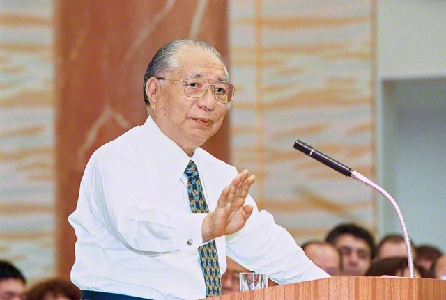 “使命の立場で自分はやり切ったと言える歴史を”――創価班・牙城会総会等の意義が込められた全国青年部幹部会でスピーチする池田先生（2000年1月、東京牧口記念会館で）