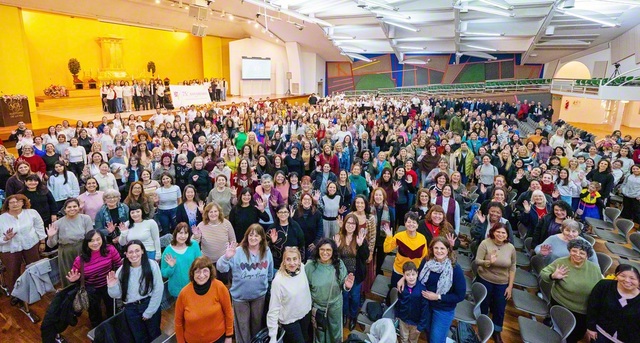 婦人部結成75周年を記念するアルゼンチン婦人部総会。参加者は、平和と幸福の連帯を広げゆく決意を新たにした（6月14日、ブエノスアイレスのアルゼンチン平和講堂で）