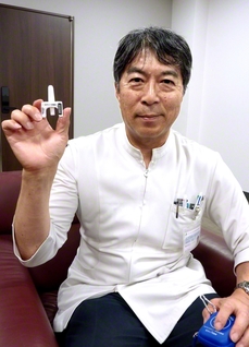 　アドレナリン点鼻液「ネフィー」を手にする海老沢元宏・国立病院機構相模原病院臨床研究センター長＝相模原市
