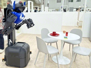 食器などを識別し、片付ける課題を行うロボットの「SOBIT」