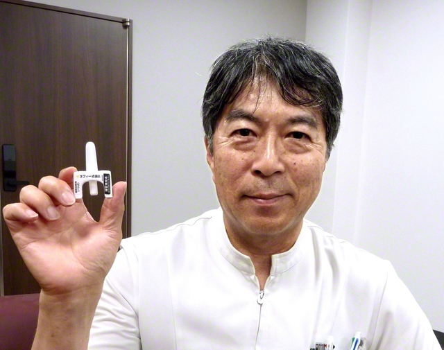 アドレナリン点鼻液「ネフィー」を手にする海老沢元宏・国立病院機構相模原病院臨床研究センター長＝相模原市