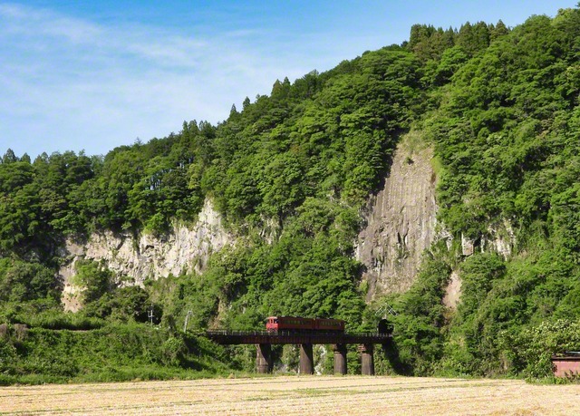 高さ約50メートルの絶壁の下から電車が飛び出す「岩戸の景観」（大分県豊後大野市）。その光景を写真に収めようと多くの鉄道ファンが訪れる＝大分・田中亨一通信員