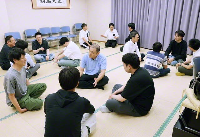 プライベートでも仲の良い和歌山城圏の壮年・男子部。定例会では、壮年の先輩がユースアクションフェスに向けて準備を進める男子部にアドバイスを送る（1日、和歌山平和会館で）