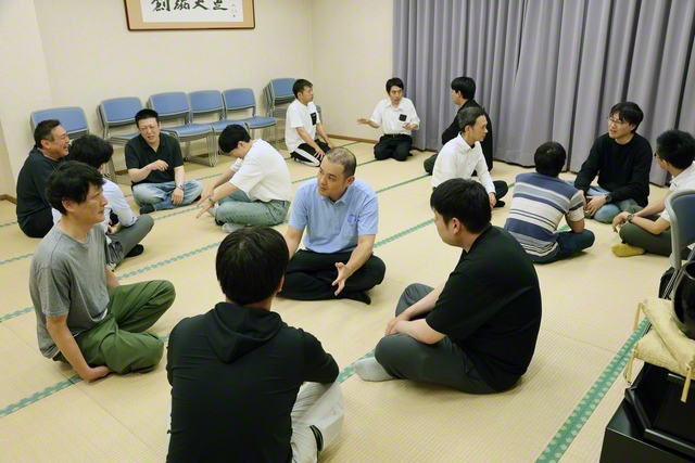 プライベートでも仲の良い和歌山城圏の壮年・男子部。定例会では、壮年の先輩がユースアクションフェスに向けて準備を進める男子部にアドバイスを送る（1日、和歌山平和会館で）