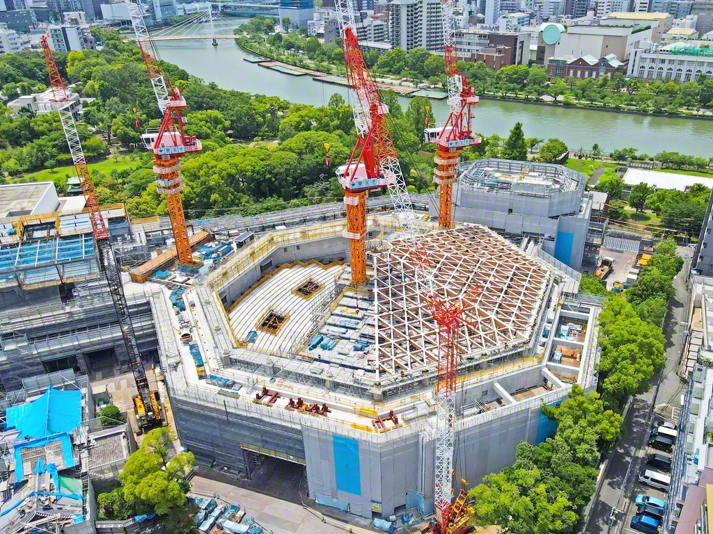 高さ24メートル、縦横60メートルの大空間となる「関西池田記念大講堂」の大講堂棟。隣接する関西本部棟は地上躯体工事が進められている（今月8日撮影）