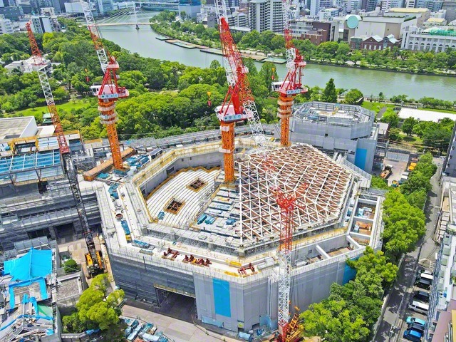 高さ24メートル、縦横60メートルの大空間となる「関西池田記念大講堂」の大講堂棟。隣接する関西本部棟は地上躯体工事が進められている（今月8日撮影）