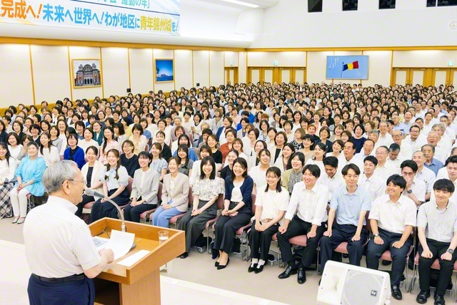 原田会長と共に決意新たに出発した大阪の友。代表幹部会には永長関西女性部長も激励に駆け付けた（関西池田記念会館で）
