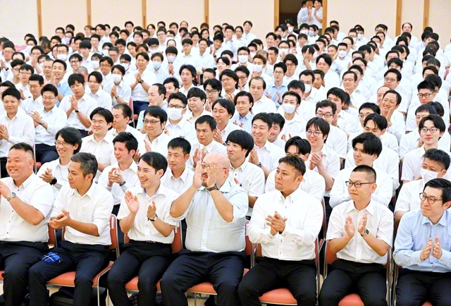 土浦文化会館に集った総茨城男子部の同志。折伏と訪問・激励に総力を挙げ、信仰の喜びを拡大する決意を胸に、新たな一歩を踏み出した