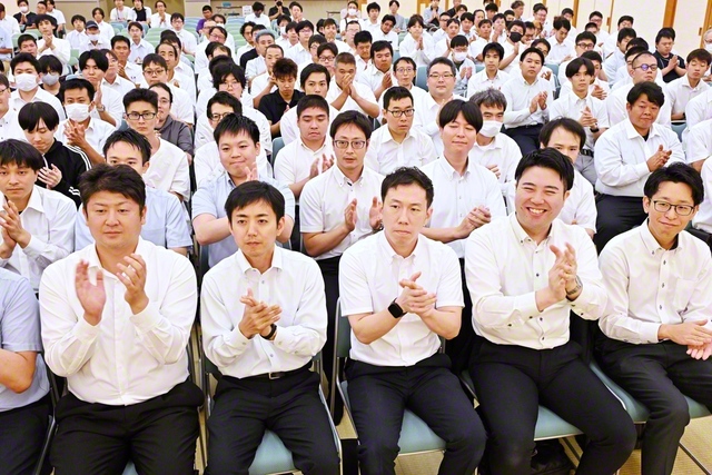 師弟勝利を皆で約し合った北九州総県男子部の大会（戸畑文化会館で）。わが地域を舞台に、歓喜と活力の源泉になりゆく誓いに燃えて
