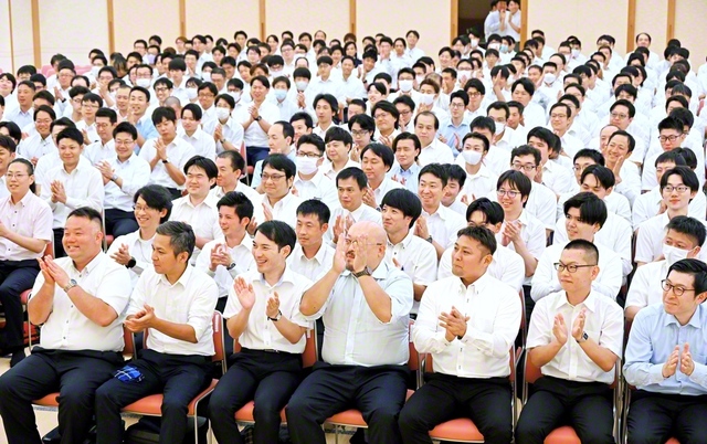 土浦文化会館に集った総茨城男子部の同志。折伏と訪問・激励に総力を挙げ、信仰の喜びを拡大する決意を胸に、新たな一歩を踏み出した