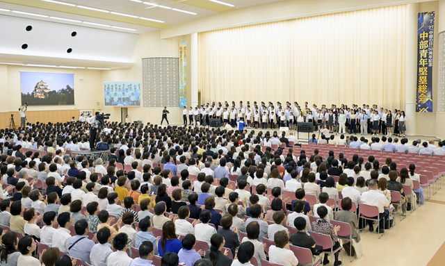 「青年の手で、新時代への〝道〟を開いてまいります！」――〝青年の誓い〟
を燃え上がらせ、青年部・未来部の代表による合唱団107人がステージに立
ち、中部歌「この道の歌」を参加者全員で歌い上げた（中部池田記念講堂で）