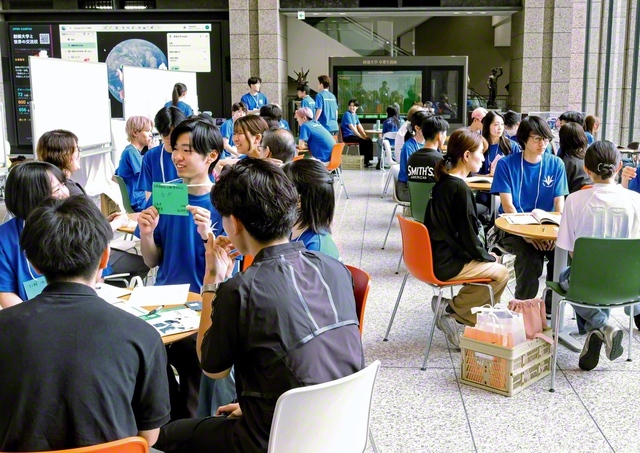 現役学生と語ることができる「なんでも相談コーナー」（12日、創大・中央教育棟で）