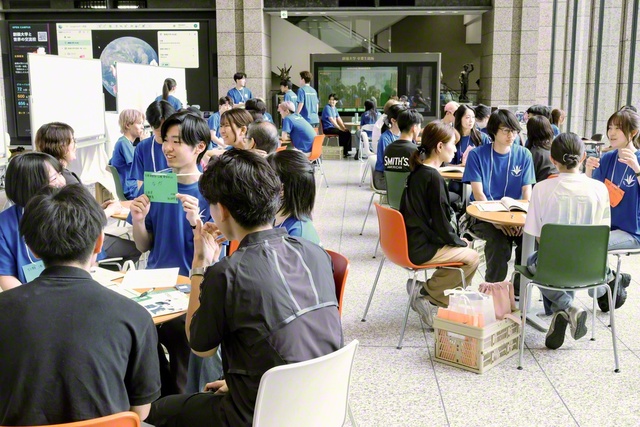 現役学生と語ることができる「なんでも相談コーナー」（12日、創大・中央教育棟で）