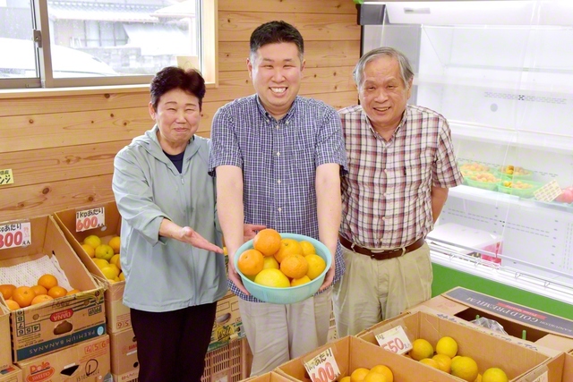 家族と共に温かみのある接客を心がける三宅さん㊨