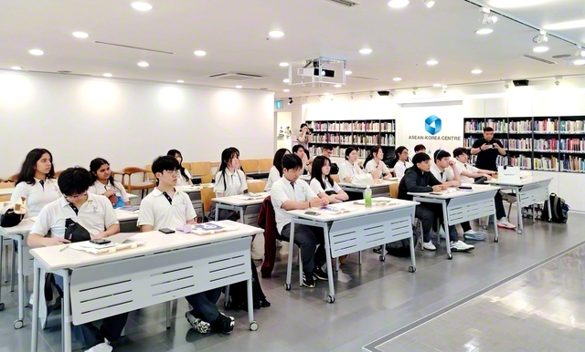ASEANの韓国センターでの研修では、東南アジア諸国と韓国の関係等について学んだ（6日）