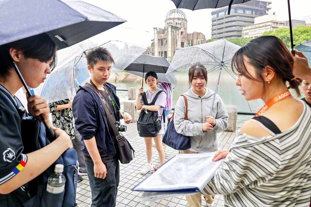 広島での平和学習に臨んだSISMの11年生（4日、平和記念公園で）