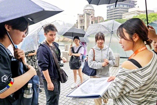 広島での平和学習に臨んだSISMの11年生（4日、平和記念公園で）