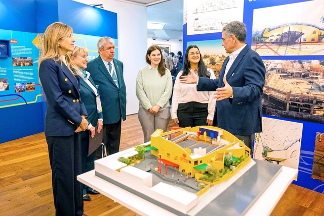 来賓が、アルゼンチン平和講堂の開館30周年を記念した展示を見学（同）
