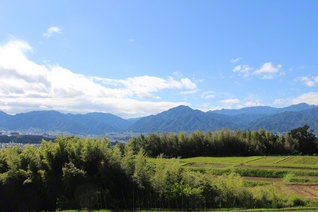 のどかな田園と町を見守る風越山（長野県飯田市）＝長野・滝沢契江通信員