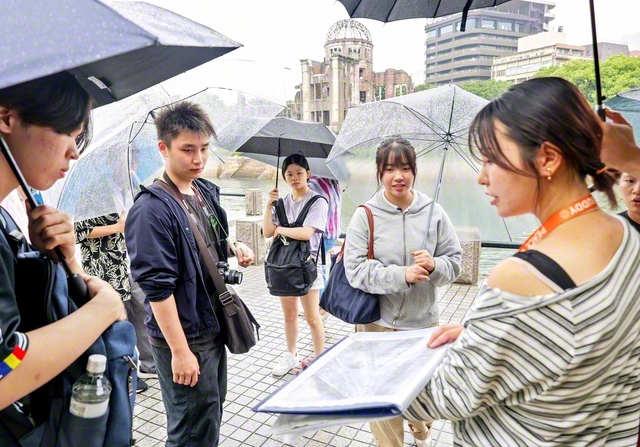 広島での平和学習に臨んだSISMの11年生（4日、平和記念公園で）