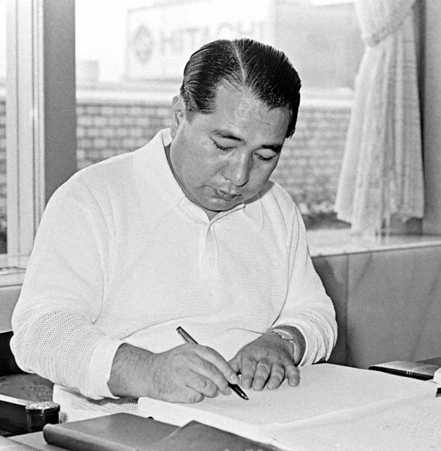 激務の合間を縫って『私の人生観』を執筆する池田先生（1970年7月、都内で）