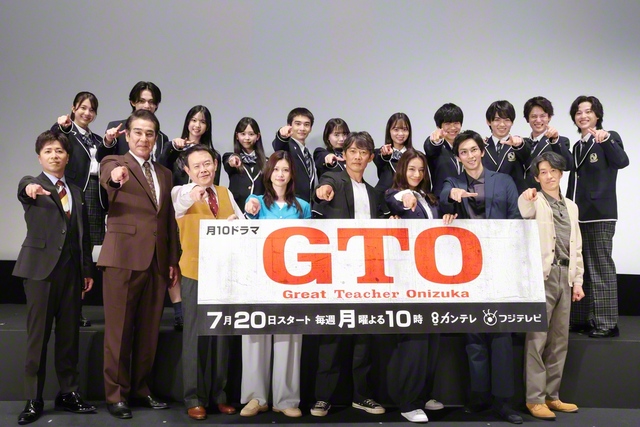 記者会見に登壇した出演者ら