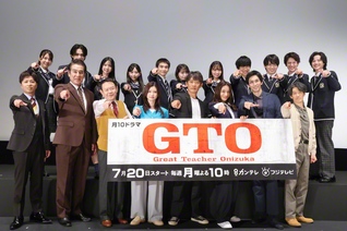 記者会見に登壇した出演者ら