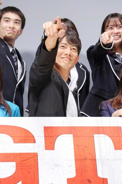 鬼塚英吉を演じる反町隆史（手前）