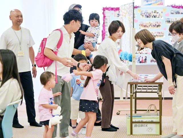 「よく来たねえ！」「楽しんでってな！」――大阪・茨木大城県の「未来・ファミリーデー」に開かれた「ほくぶんひろば」。受付では、スタッフが笑顔で子どもたちを迎えた（先月14日、北摂文化会館で）