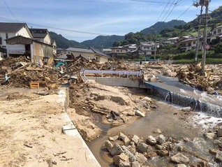 西日本豪雨によって大きな被害を受けた街並み。各地で河川の氾濫や浸水、土砂崩れなどの被害が相次いだ（2018年7月、広島・安芸郡坂町で）