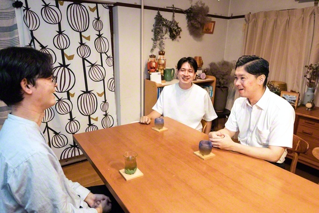 梁島男子部長㊨が、東京・目黒総区の山田勇希さん㊧のもとを訪れ、なごやかに語り合った