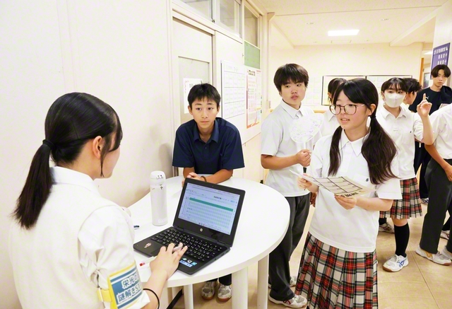 校内に隠された謎解きミッションに挑戦。力を合わせてクリアした
