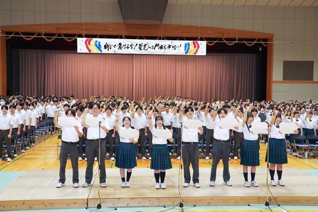 池田先生の詩「栄光への門出に」などを群読する東京高の生徒