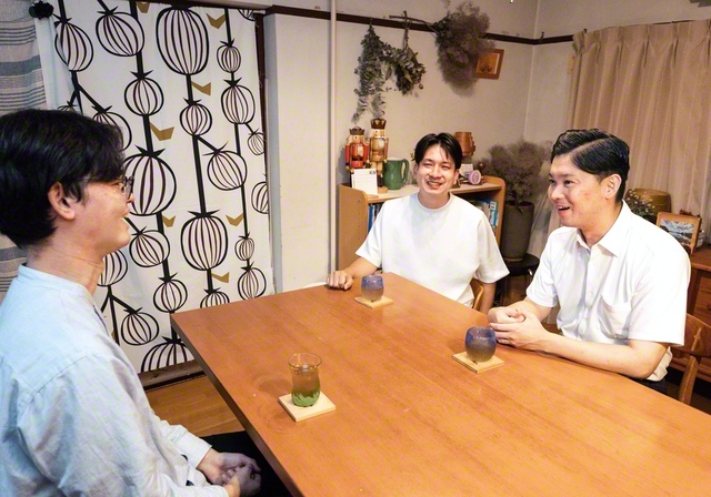 梁島男子部長㊨が、東京・目黒総区の山田勇希さん㊧のもとを訪れ、なごやかに語り合った