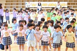 札幌創価幼稚園の集い。皆で元気いっぱいに園歌「つよく　ただしく　のびのびと」を歌った