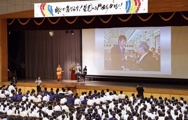東京の創価中学・高校の「栄光の日」記念の集い。緊張する場面をどう乗り越えましたか？――学園生の質問に、元プロ野球投手の岩隈さんが答える（創価学園・池田中央体育館で）