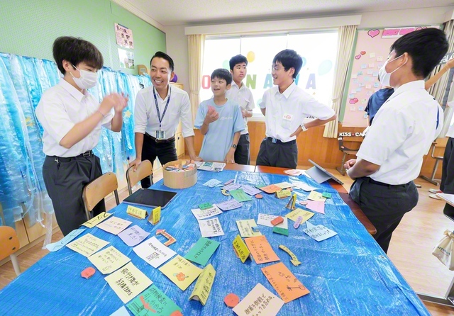 白熱したすごろくを囲み笑顔で