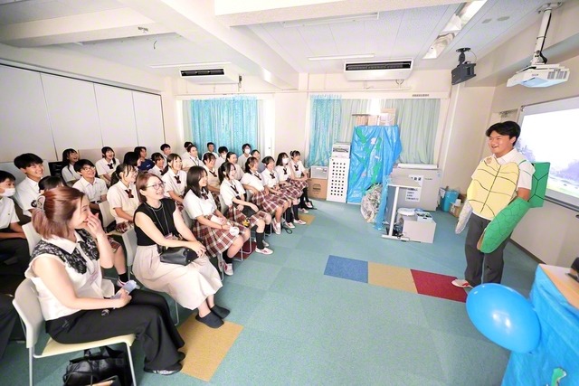 カメにふんした学園生が、参加者を巻き込んで爆笑のトークを