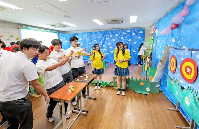 よーく、狙いを定めて！――的当てゲームを楽しむ学園生