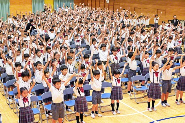 南アフリカの伝統曲を歌い、笑顔で来賓を歓迎