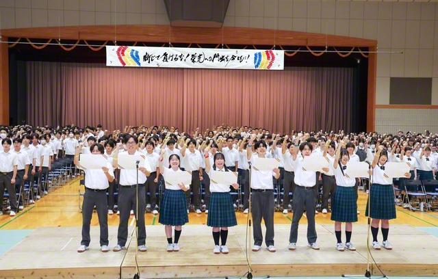 池田先生の詩「栄光への門出に」などを群読する東京高の生徒