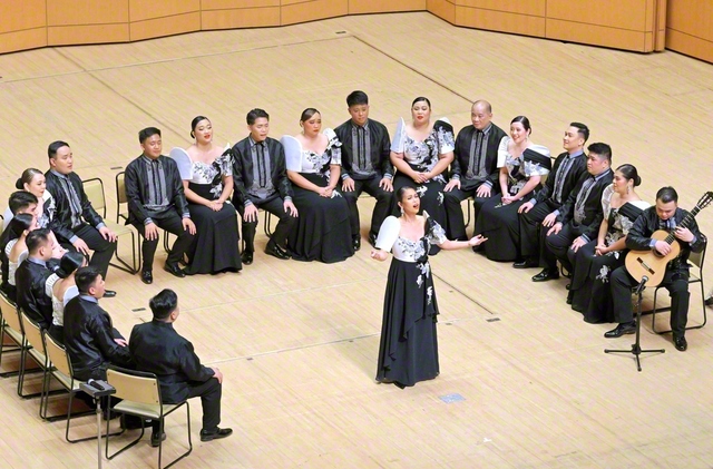 美しいハーモニーが会場を包んだ「フィリピン・マドリガル・シンガーズ」の民音公演（かつしかシンフォニーヒルズで）
