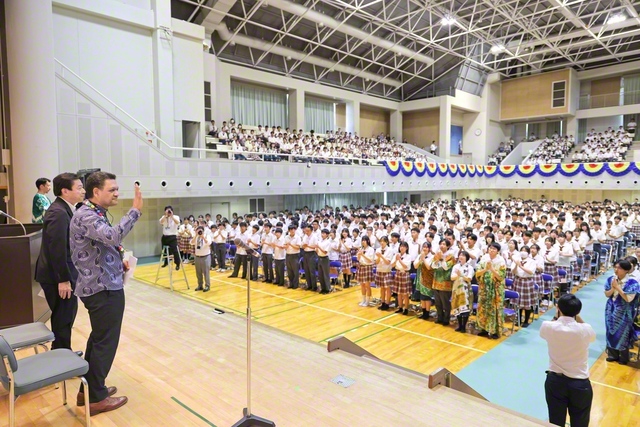 勇気とは、恐怖を感じても信念を貫くこと――関西創価中学・高校の式典では在日南アフリカ共和国大使館のシルジュア臨時代理大使が講演した（関西創価学園・池田講堂で）